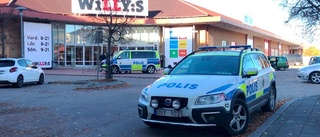 Maskerade rånare sågs lämna Willys butik