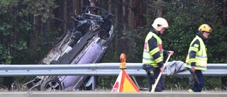 En till sjukhus efter våldsam bilkrasch – motorn slungades iväg 15 meter