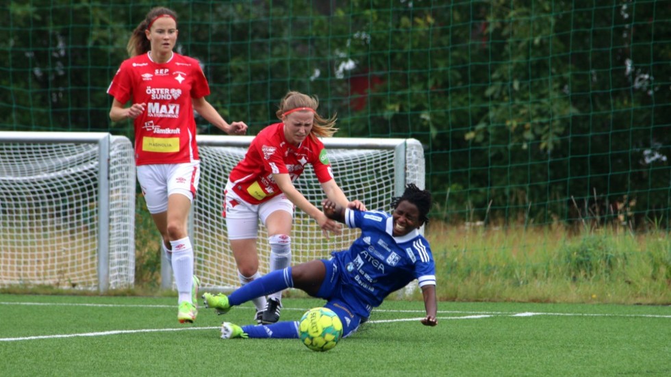 Agnes Namutosi och Storfors AIK föll mot ett rutinerat och fysiskt spelande IFK Östersund. 