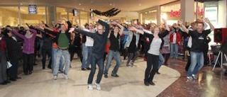 Flashmob av Friskis & Svettis mitt i julhandeln