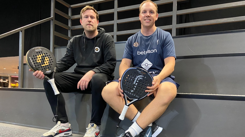 Nyköpings Padelförening har seriepremiär i helgen. Det är en historisk sådan för det är först nu de nationella serierna startar. William Jägerdén och Linus Endahl är med i föreningens A-lag, William är just nu enbart coach.