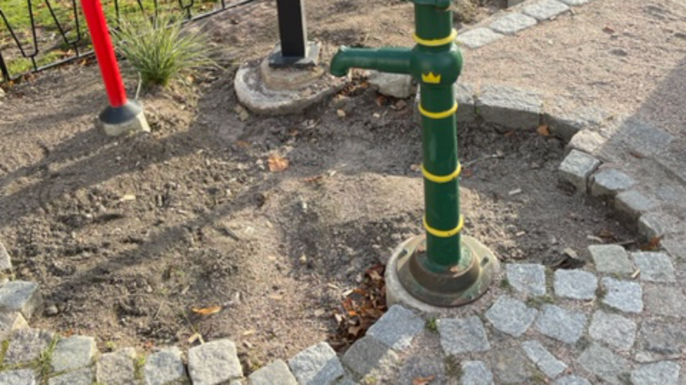 Insändarskribenten har noterat att stenläggningen pausats vid "Olrogpumpen" i Nyköping. Vid insändarens publicering var dock resterande stenläggning färdig.