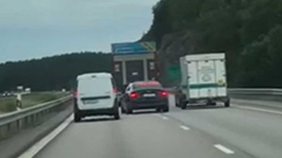 Färden gick i närmare 200 km/h. En pappa som höll på att prejas av vägen förföljde fortköraren och fångade delar av vansinnesfärden på film.