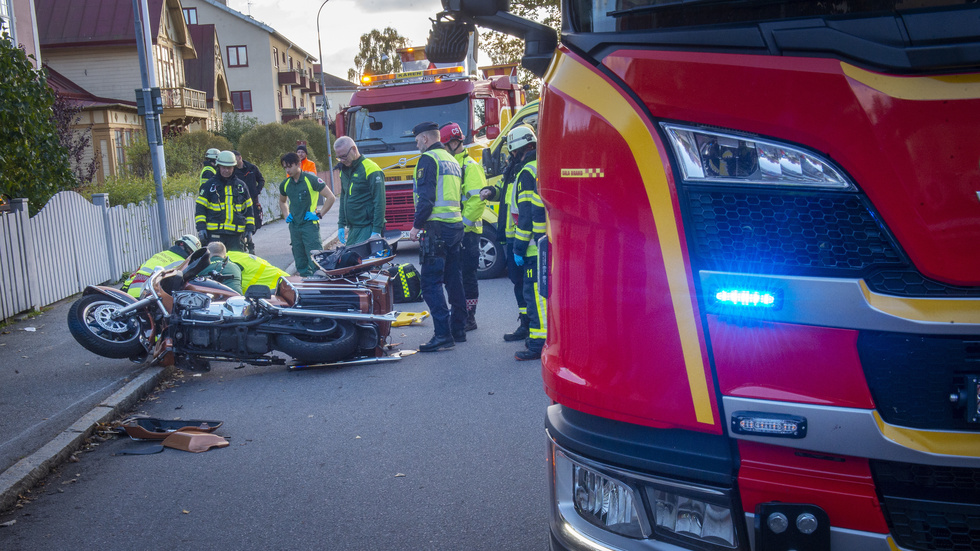 Motorcyklisten fördes till sjukhus med okända skador, men ska vara vaken och talbar, enligt räddningstjänsten.