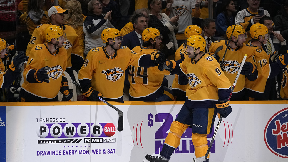 Nashvilles Filip Forsberg firar med laget i en match där Nashville vände från hotande förlust till vinst inom loppet av 16 sekunder i matchens sista minut. Forsberg gjorde två mål.