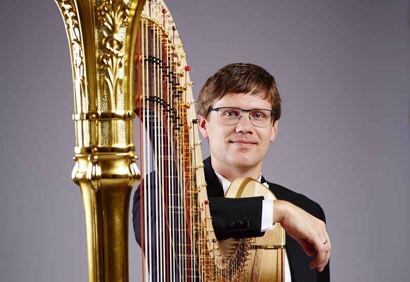 Erik Groenstein-Hendriks spelar harpa med Filharmoniska Sällskapet i Nyköping på söndag 15 oktober.