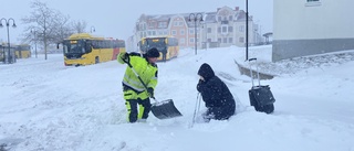 Körigt vid busstationen: Anita fastnade i snöhögen