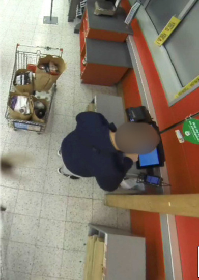 Bilden från butikens övervakningskamera visar hur mannen trycker på skärmen men aldrig betalar något.