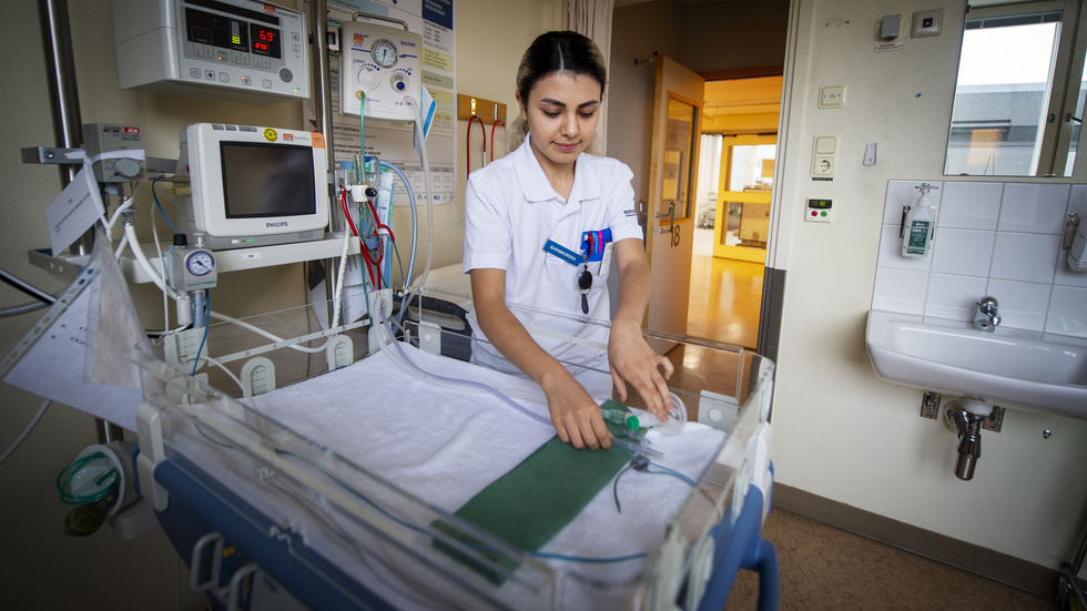 För barnmorskan Zahra Masoumi Kashkooli tog det nästan två år att gå igenom processen för att få svensk barnmorskelegitimation. Under tiden hade hon klart lägre lön än det som idag krävs för arbetskraftsinvandrare.