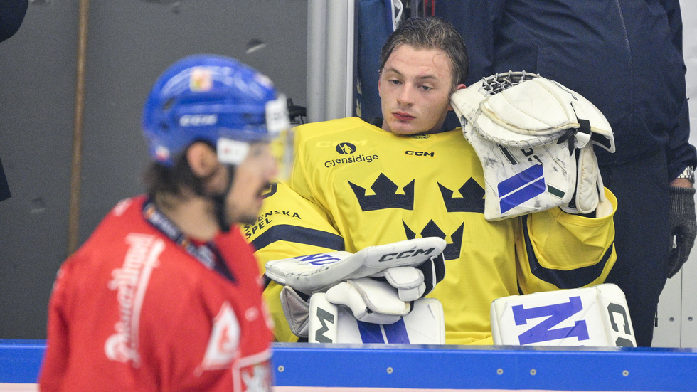 Bänkad. Så slutade Carl Lindboms mardrömsdebut i Tre Kronor.