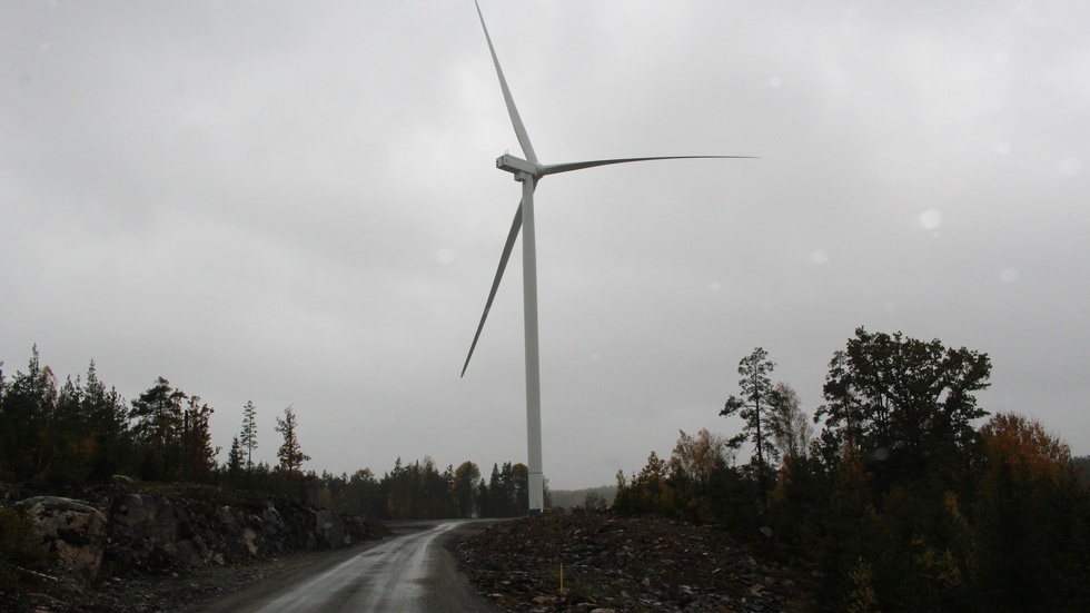Det första vindkraftverket i Lebo, Västerviks kommun. Skribenterna efterlyser förändringar för att det ska bli enklare att bygga ut vindkraft på land i Sverige.