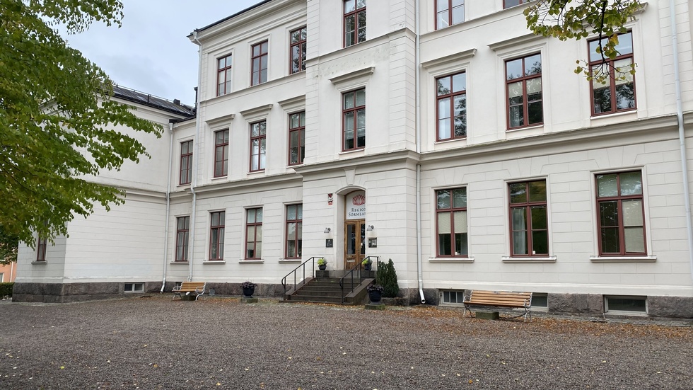 En av Nyköpings mest iögonfallande fastigheter, Region Sörmlands huvudkontor Vita huset, kan säljas.