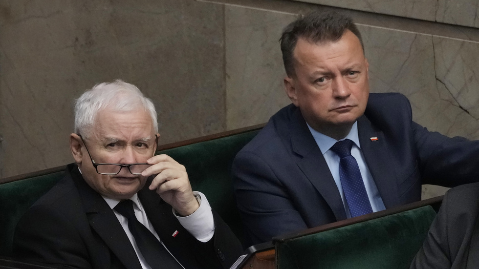 Regeringespartiet PIS högste ledare Jaroslaw Kaczynski och försvarsministern Mariusz Blaszczak. Arkivbild.