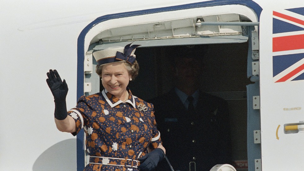 Storbritanniens drottning Elizabeth II går ombord ett flygplan, här i Kentucky, USA, 1989. Arkivbild.