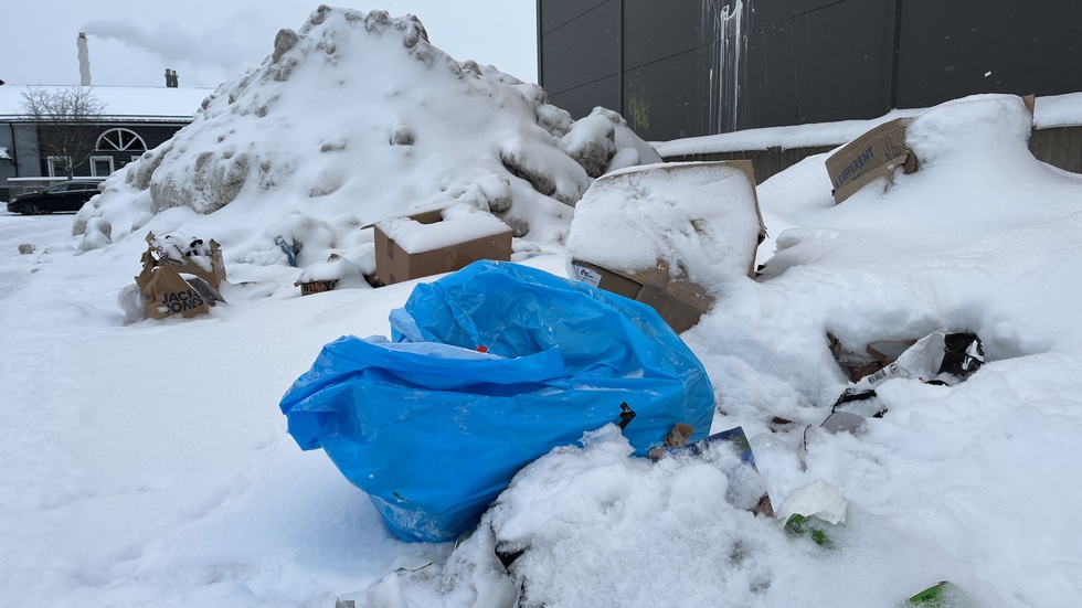 Förpackningar och skräp lämnas fortfarande vid Stora Coop.
