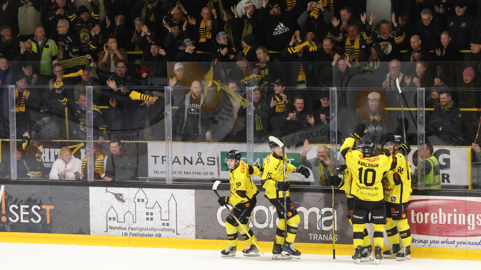 Vimmerby jublar över 3-1 mot Tranås inför de över 100 tillresta supportrarna.