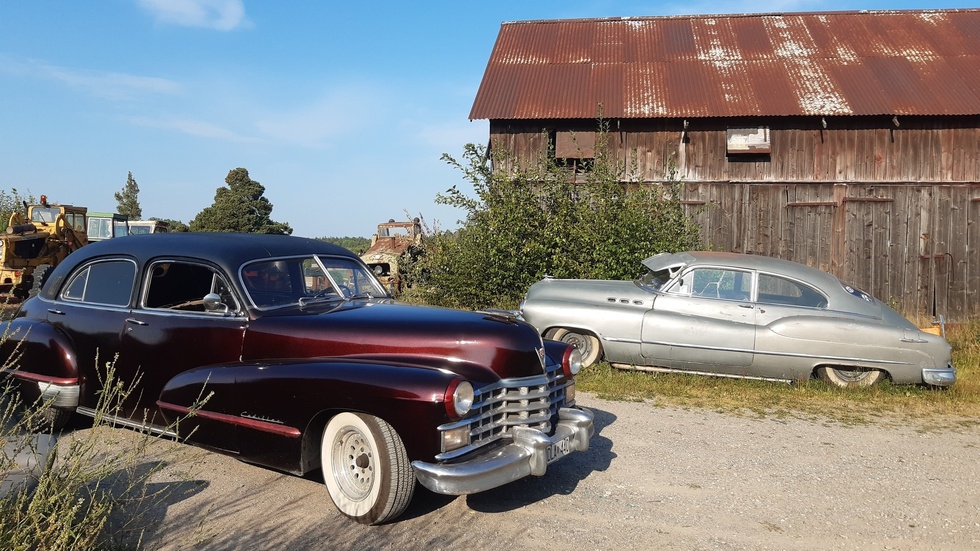 Två av paret Dupets bilar, en Cadillac från 1947 och en Buick från 1950.