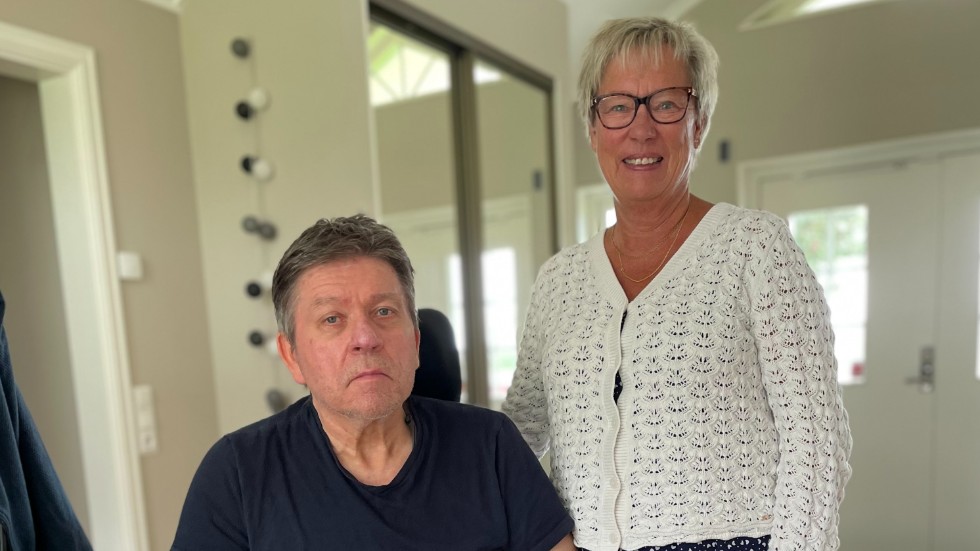 Stefan Isaksson drabbades av den ovanliqa nervsjukdomen CBD vid 56 års ålder. Här med sin fru Rose-Marie Isaksson i hemmet. 