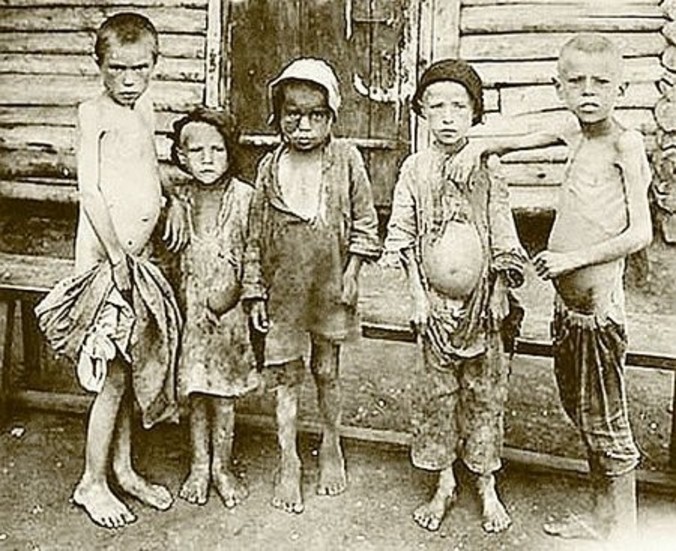 Svältande ryska barn på denna bild från 1922.