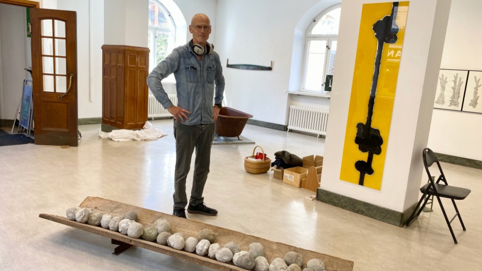 Konstnären Hans Fredholm, född 1952, ställer för första gången ut i Norrköping, på Galleri Kronan. I " Återsamlingsplats" pekar han på vår misshushållning med naturen, vad vi gör med vårt jordklot.