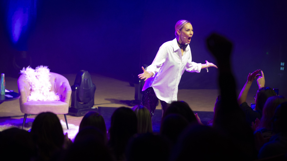 "Hallå Piteå! Vad kul att ni är här. I tid", skrek Carina Berg i inledningen av showen och publiken mötte upp med ett jubel. 