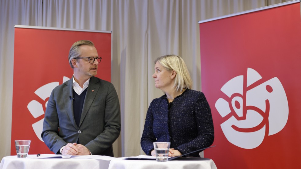 SOLNA 20221217
Socialdemokraternas ekonomisk-politiske talesperson Mikael Damberg och partiledaren Magdalena Andersson får illustrera det arbete som partiet nu gör när de är i opposition.
