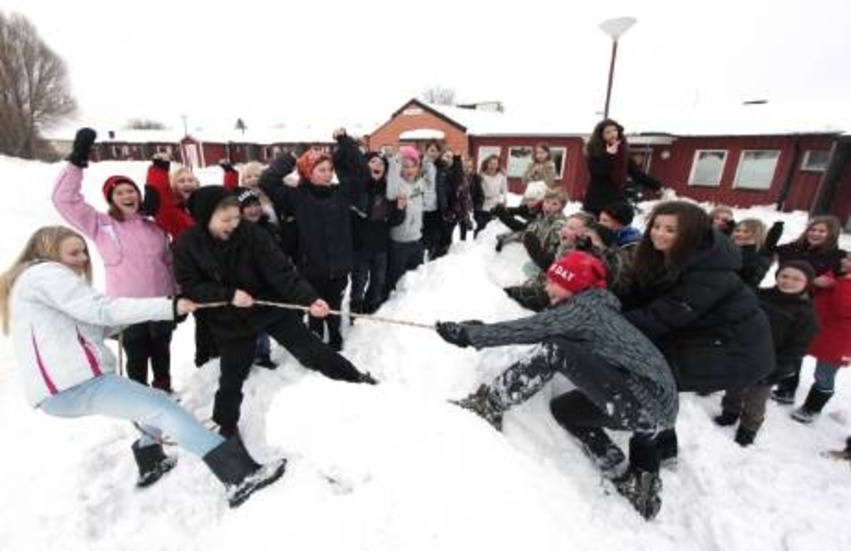 Dragkamp. I dagens Gotlandsfinal av "Vi i femman" blir det en dragkamp mellan femmorna på Lyckåkerskolan om vem som går vidare till regionfinal på torsdag. Fia Bergström och Filip Söderdahl tävlar mot Rickard Engström och Clara Nilsson, uppbackade av sin klasser.foto: rolf jönsson