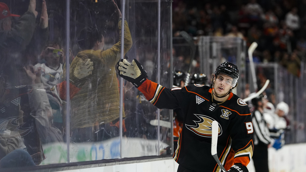 Leo Carlsson firar efter att ha blivit matchhjälte för Anaheim.