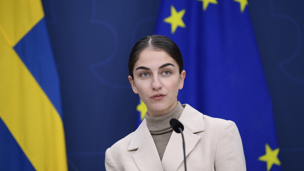 Klimat- och miljöminister Romina Pourmokhtari (L) vill att FN:s klimatmöte i Dubai ska fokusera på brådskan som behövs i klimatarbetet. Arkivbild.
