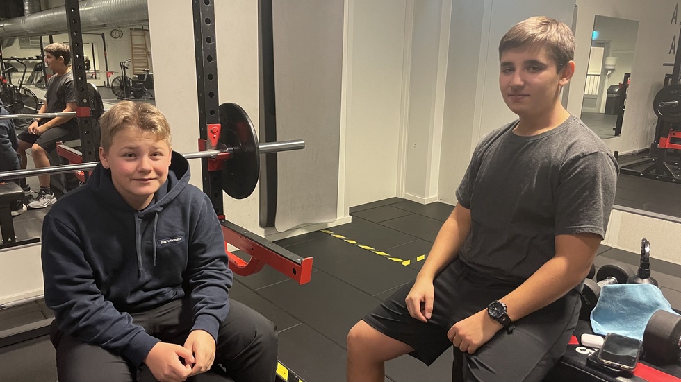 Liam Johansson och Sebastian Larsson tränar innan skolan. De tycker att det är svårt att hinna efter skoltid. 