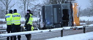 Busschaufför tros ha somnat vid svåra olyckan – åtalas