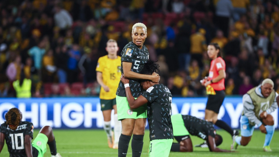Nigerias Onome Ebi, stående, och målskytten Osinachi Ohale firar segern mot Australien.