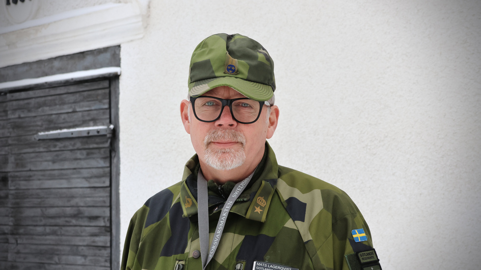 Planeringsofficer major Mats Lagerqvist vid Gotlands Regemente berättar att ett antal civila fordon redan krigsplacerats.