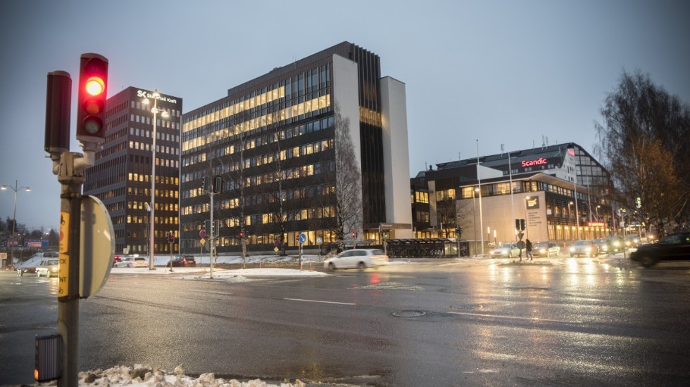 Skribenten funderar om Skellefteå Krafts policy när människor inte kan betala sina räkningar och får svar direkt.