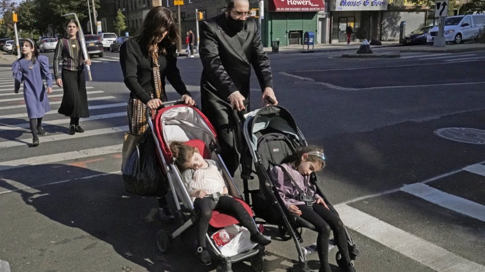 I de nio områden i New York där skolor nu måste stänga finns en stor ortodox judisk befolkning, som är bland de hårdast drabbade under pandemin i New York.