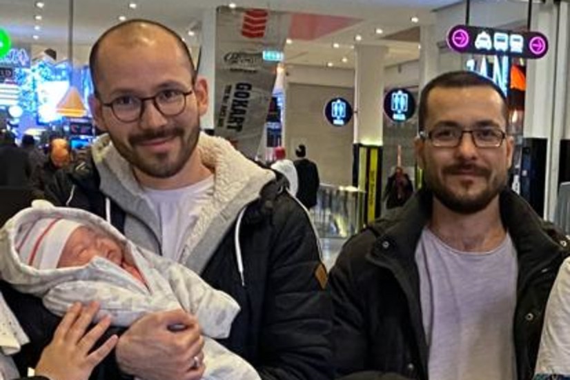 Mostafa och Morteza Karimi är tvillingbröder. Men bedömts helt olika av Migrationsverket. Mostafa fick permanent uppehållstillstånd och är i dag svensk medborgare. Morteza utvisas till Afghanistan.