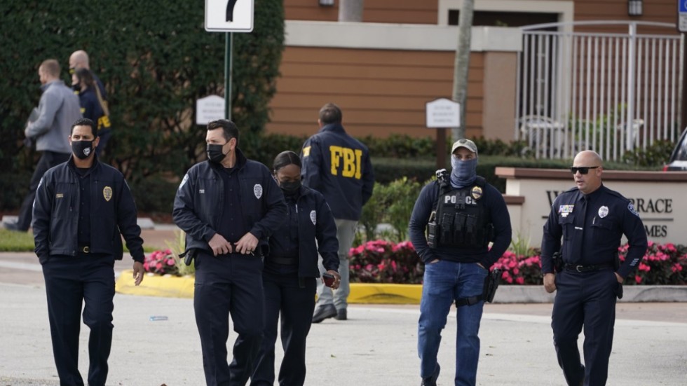 Poliser på plats utanför det hyreshus i Sunrise i Florida där flera FBI-agenter rapporteras ha skjutits.