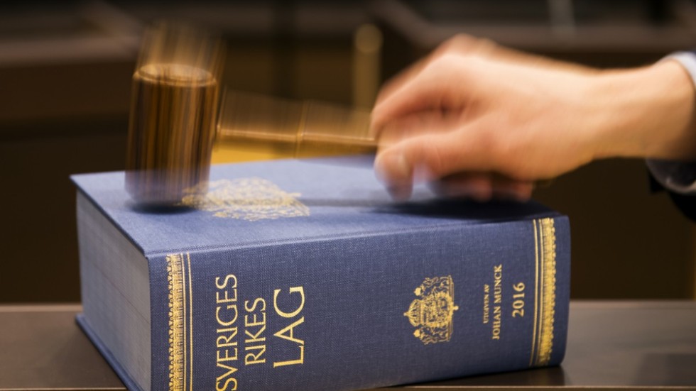 "Till alla läsare som tycker att det finns ett så oerhört stort nyhetsvärde i att läsa att någon 22-åring blivit ertappad med 0.6 gram cannabis. Vänligen omkalibrera era preferenser och sluta klicka på dessa skitartiklar", skriver signaturen "Less på att sitta i skamvrån" .