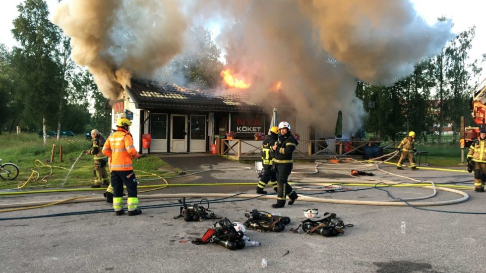  Natten till den 19 juli tände en person eld på pizzerian i Djupviken. Mordbranden fick ett snabbt förlopp och restaurangen gick inte att rädda. Ett par timmar senare påträffades en man med omfattande brännskador.