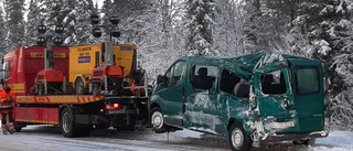 Minibuss kraschade in i bergvägg – sex personer till sjukhus