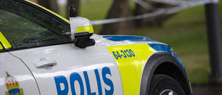 Väktare förd till sjukhus efter attack