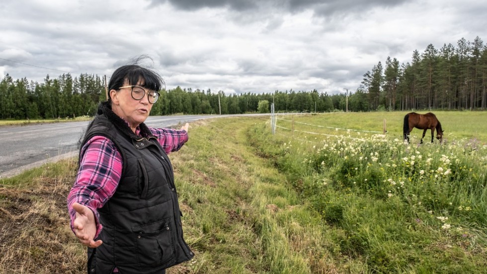 Åsa Aidanpää är kritisk till att dikesrensningarna sker under fåglarnas häckningsperiod i juli. 