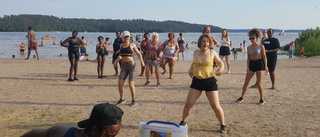 Dans mot rasism på Lyssnaängens strand