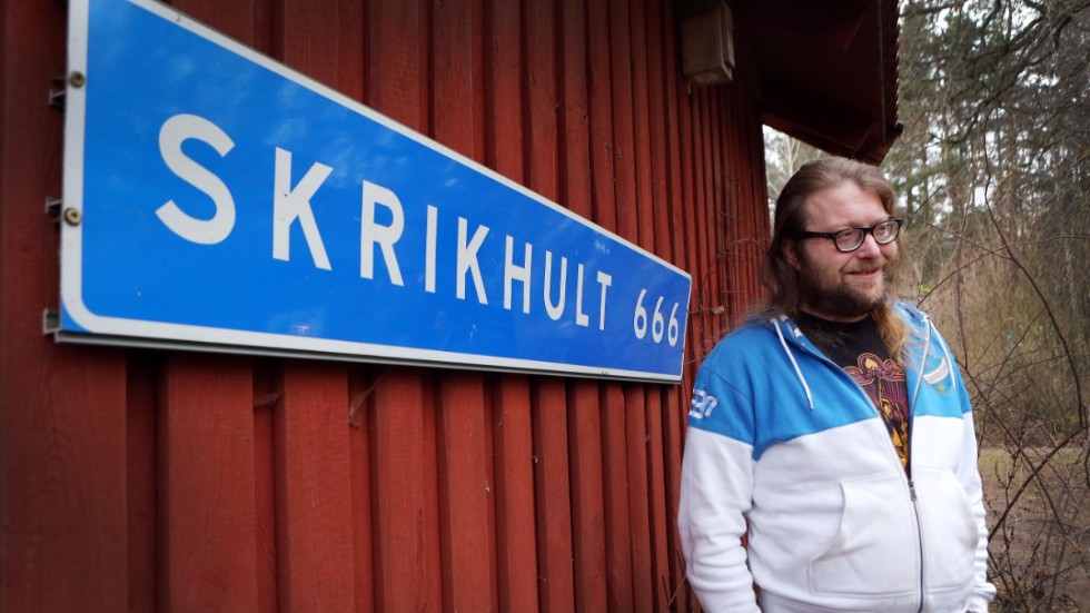 Arrangören Olof Wikström flyttar sitt koncept med artister som spelar inför max 50 åskådare från egna gården Skrikhult till Hugo i Finspång. 
Först ut är Bonni Pontén från Asta Kask.