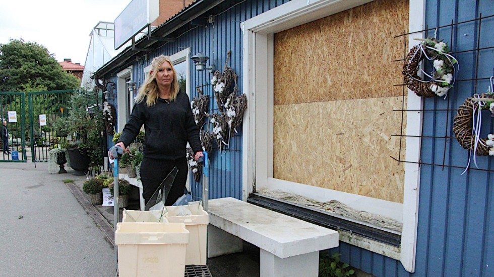 Angelica Carlsson har städat efter inbrottet. "Det låg krossat glas både inne i affären och utanför", säger hon.
