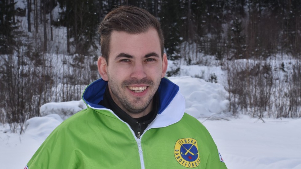 Niclas Schultz från Målilla är en av Sveriges allra bästa bandydomare. Under lördagen har han fått förtroendet att döma SM-semifinalen mellan Edsbyn och Hammarby. 