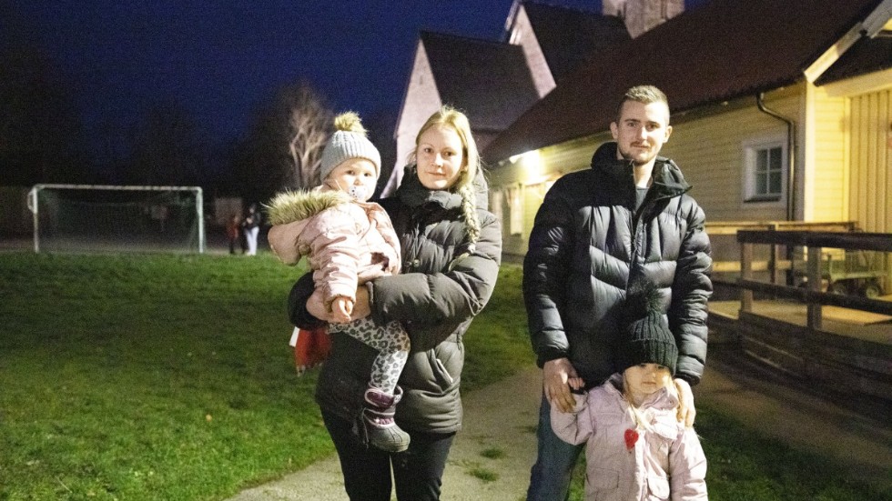 Föräldrarna Amanda Björk och Jerry Pettersson gläds åt att döttrarna Wendelia och Wamina som i dag går på förskolan kan gå kvar i Endre skola.