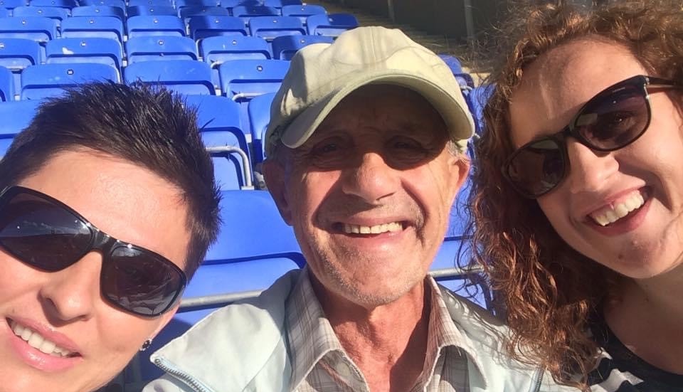 En leende Hasan Smajic omgiven av döttrarna Haita McMurray och Amra Corbegovic.