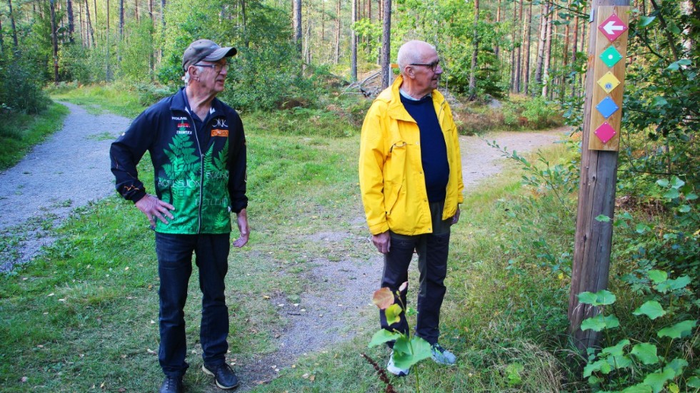 Klart och tydligt. Evert Elgefjord från OK Kolmården (till vänster) och Jan Skullman från Lions Club Åby granskar den nya spårmärkningen.