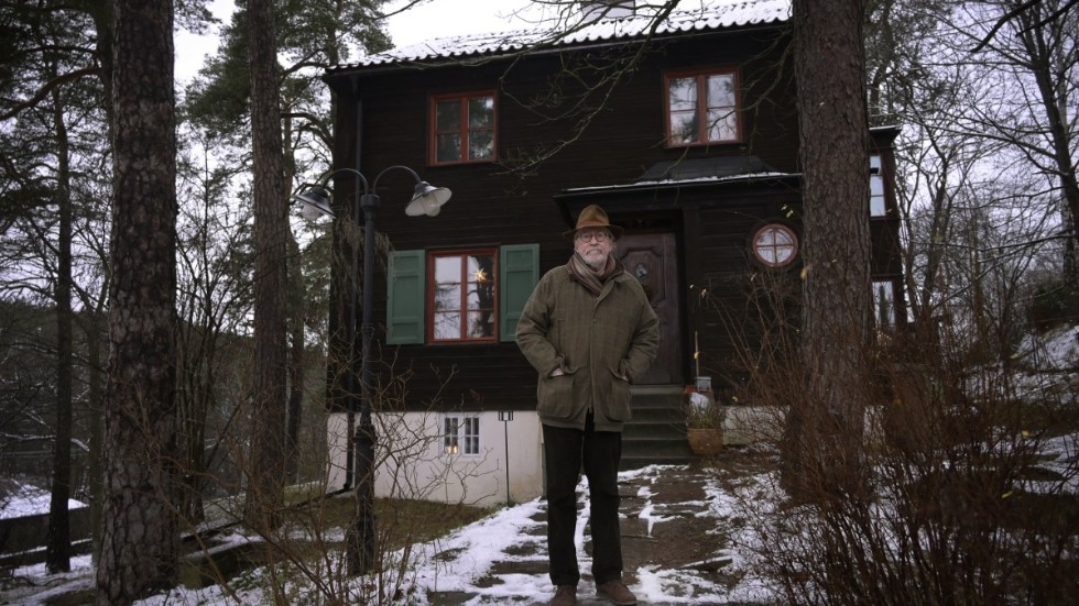 Niklas Rådström tillhör riskgrupperna. Intervjun sker via videolänk och den utsände fotografen måste hålla sig på avstånd.